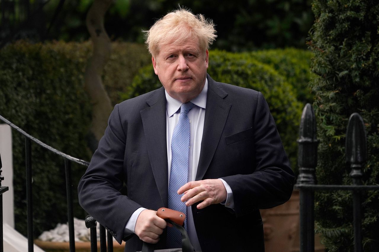 Boris Johnson verlaat zijn huis in Londen.