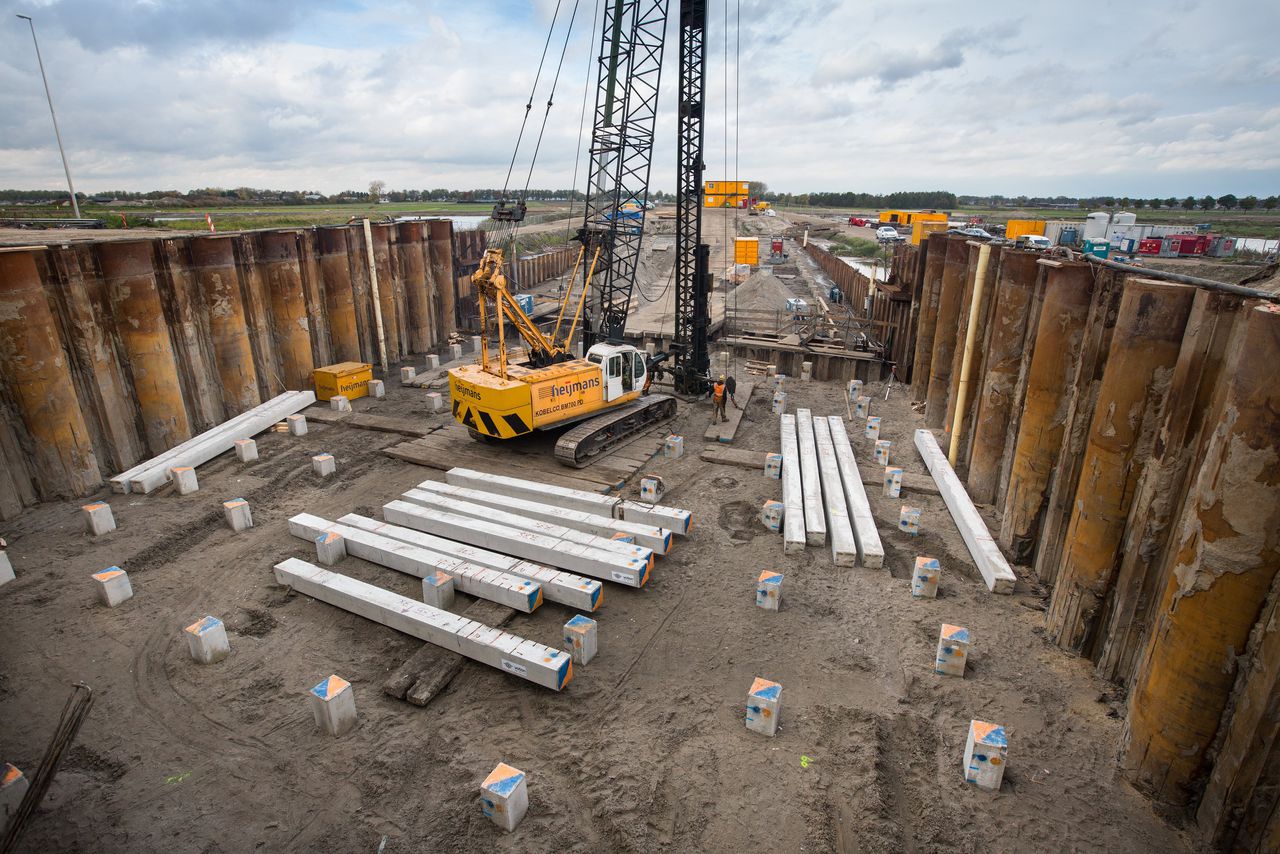 Bouwbedrijf Heijmans aan het werk bij de A12 bij Gouda.