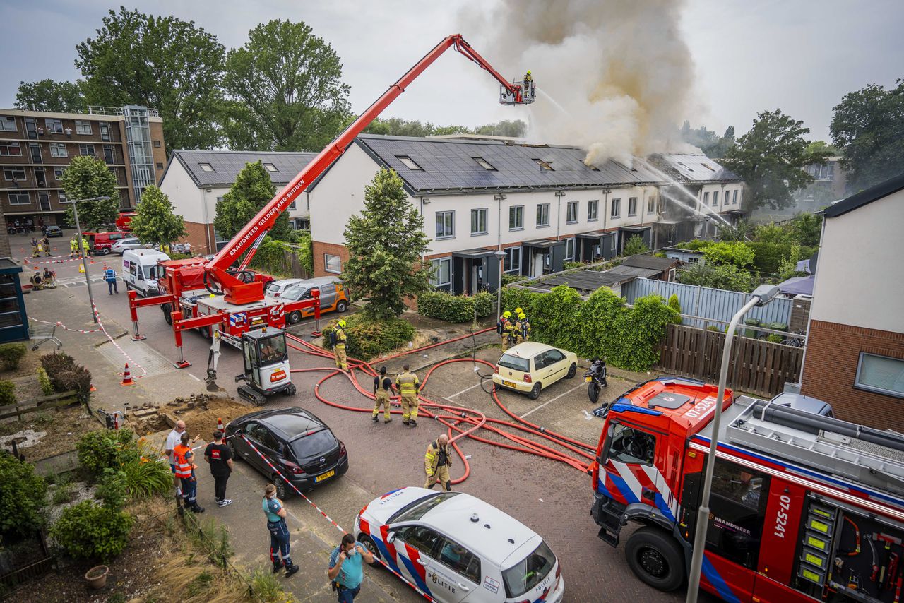 De brandweer had grote moeite met blussen door de aaneengesloten strook zonnepanelen op het dak van het huizenblok in de wijk Presikhaaf in Arnhem.