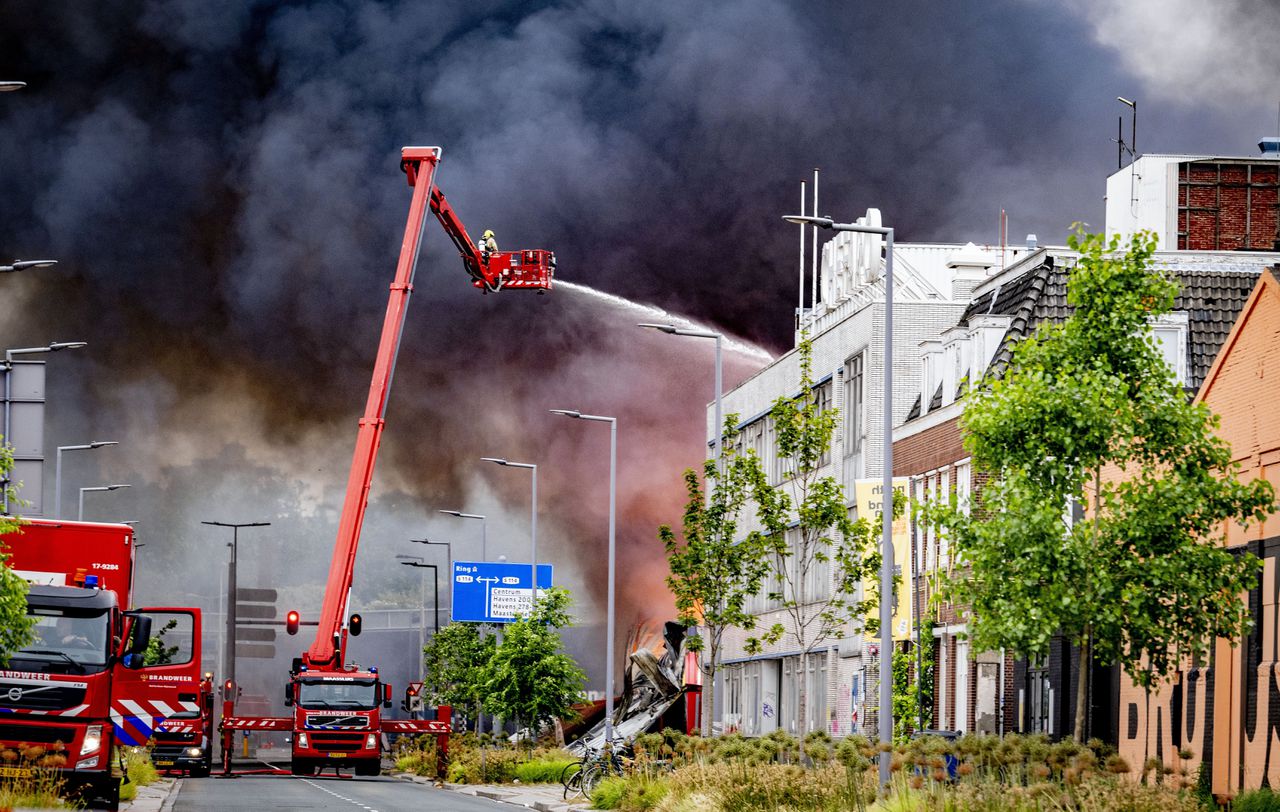 Het blussen van de brand in de loods aan de Keileweg.