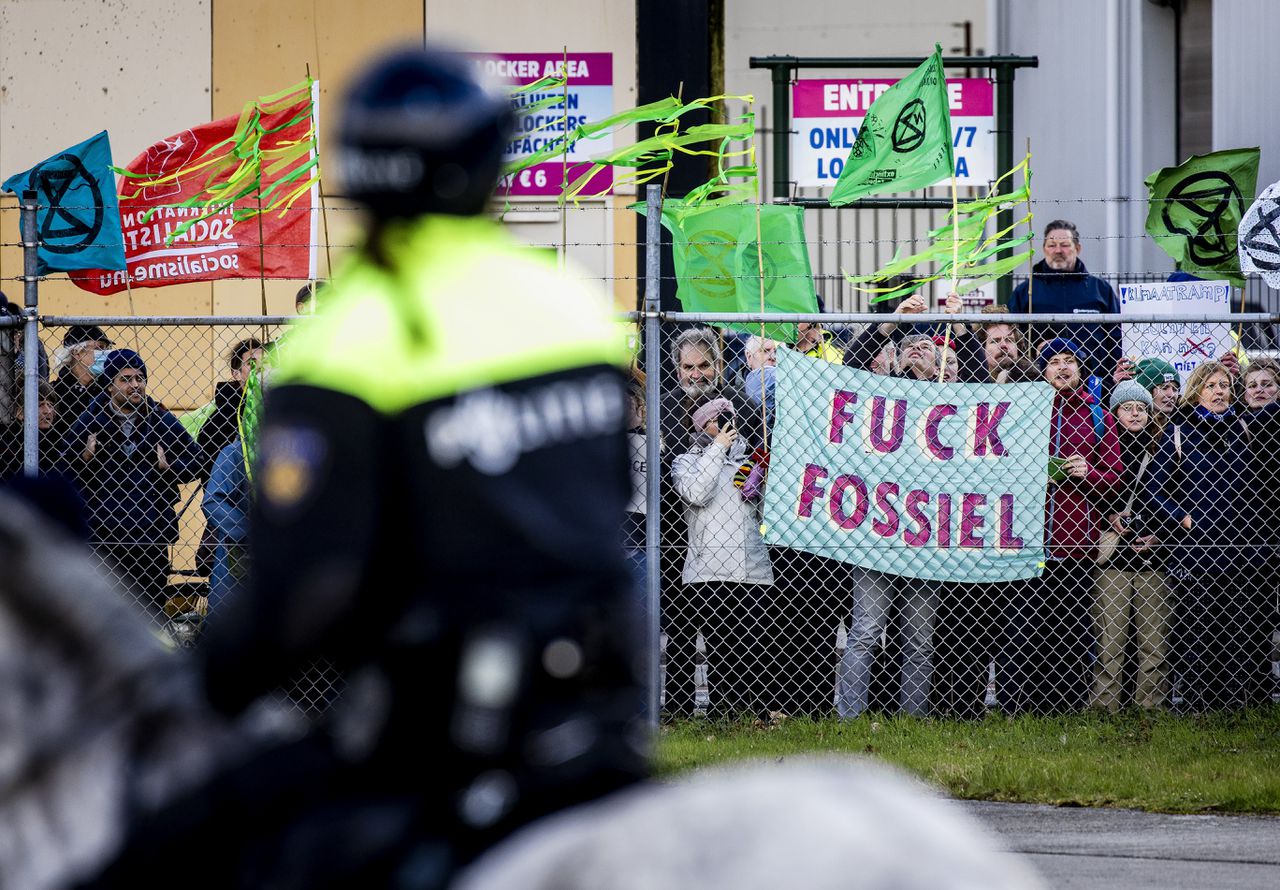 De oproep van de ambtenaren lijkt in sommige aspecten op de kritieken van klimaatactivisten als Extinction Rebellion, hierboven demonstrerend bij Einhoven Airport.