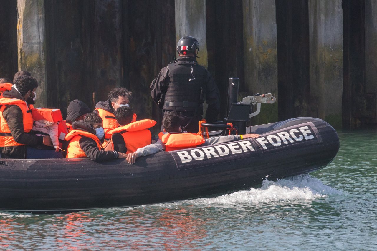 De Britse kustwacht onderschept een groep migranten die bij Dover met een boot aan wal probeerde te komen.