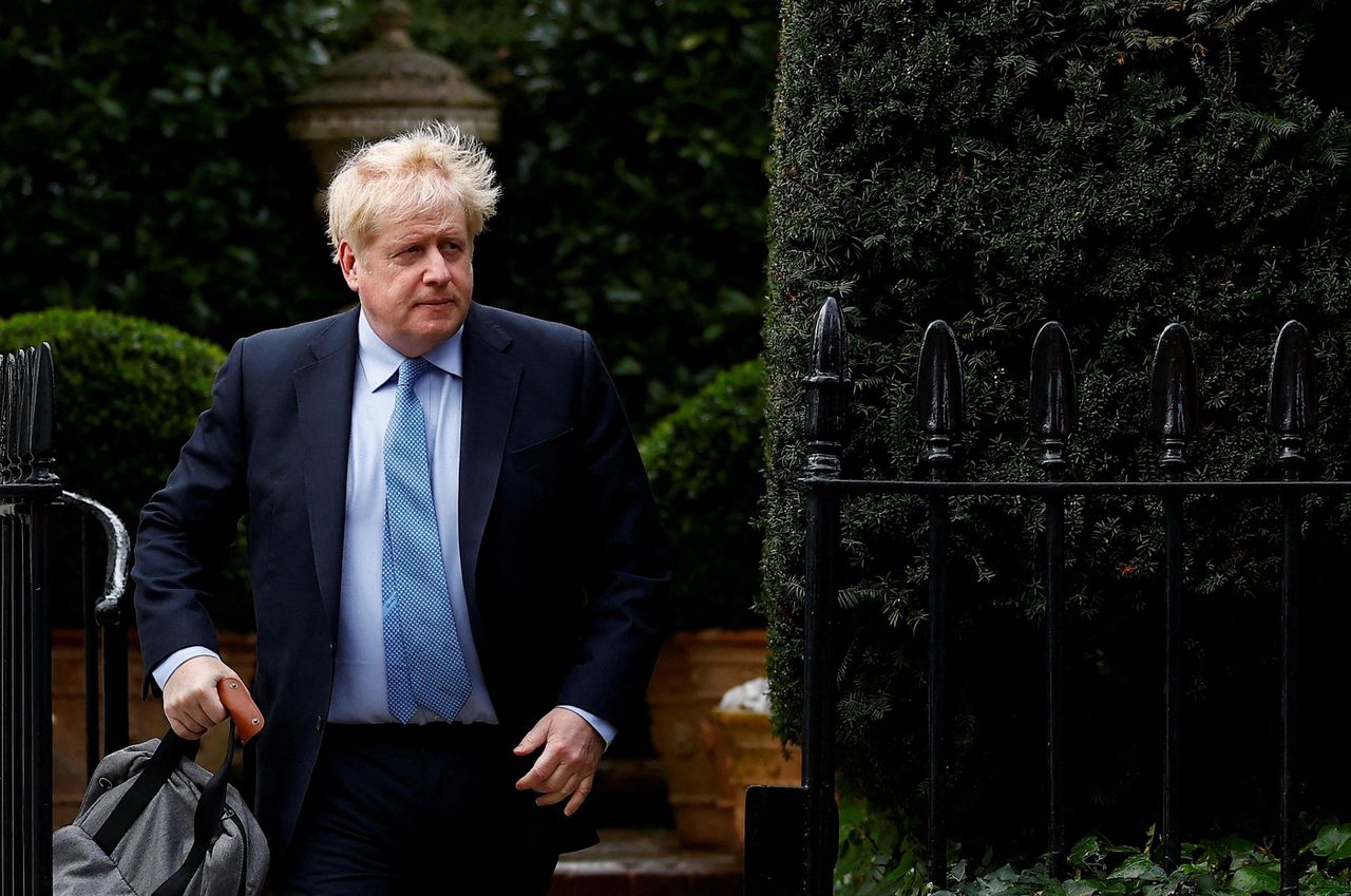 De Britse oud-premier Boris Johnson bij zijn woning in Londen in maart.