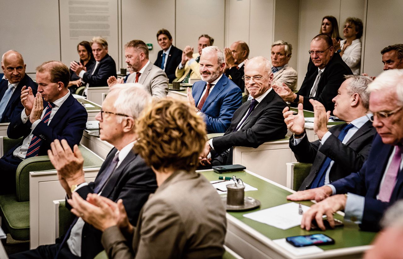 Jan Anthonie Bruijn kijkt toe terwijl senatoren hem met applaus feliciteren met zijn herverkiezing als voorzitter.