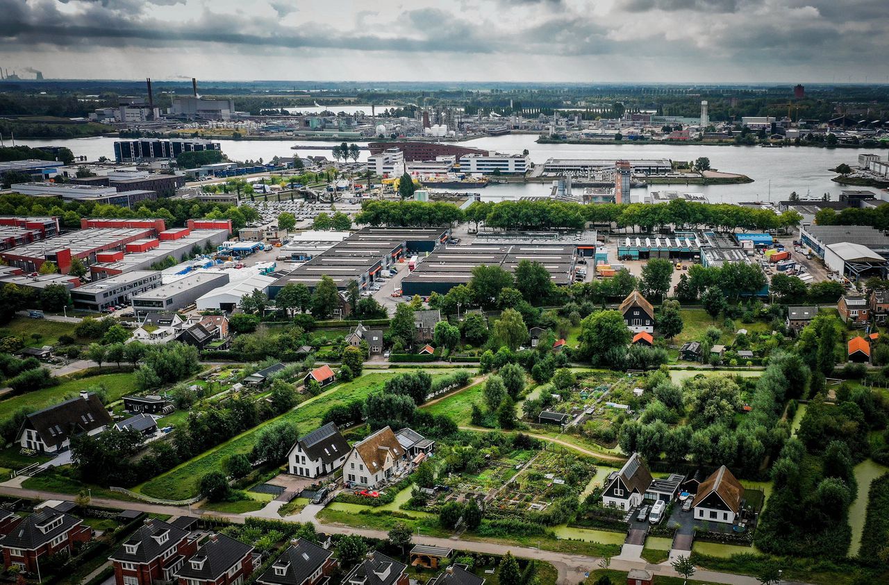 De fabriek van Chemours in Dordrecht, opvolger van het bedrijf van DuPont. Over het verleden praat Chemours niet graag.