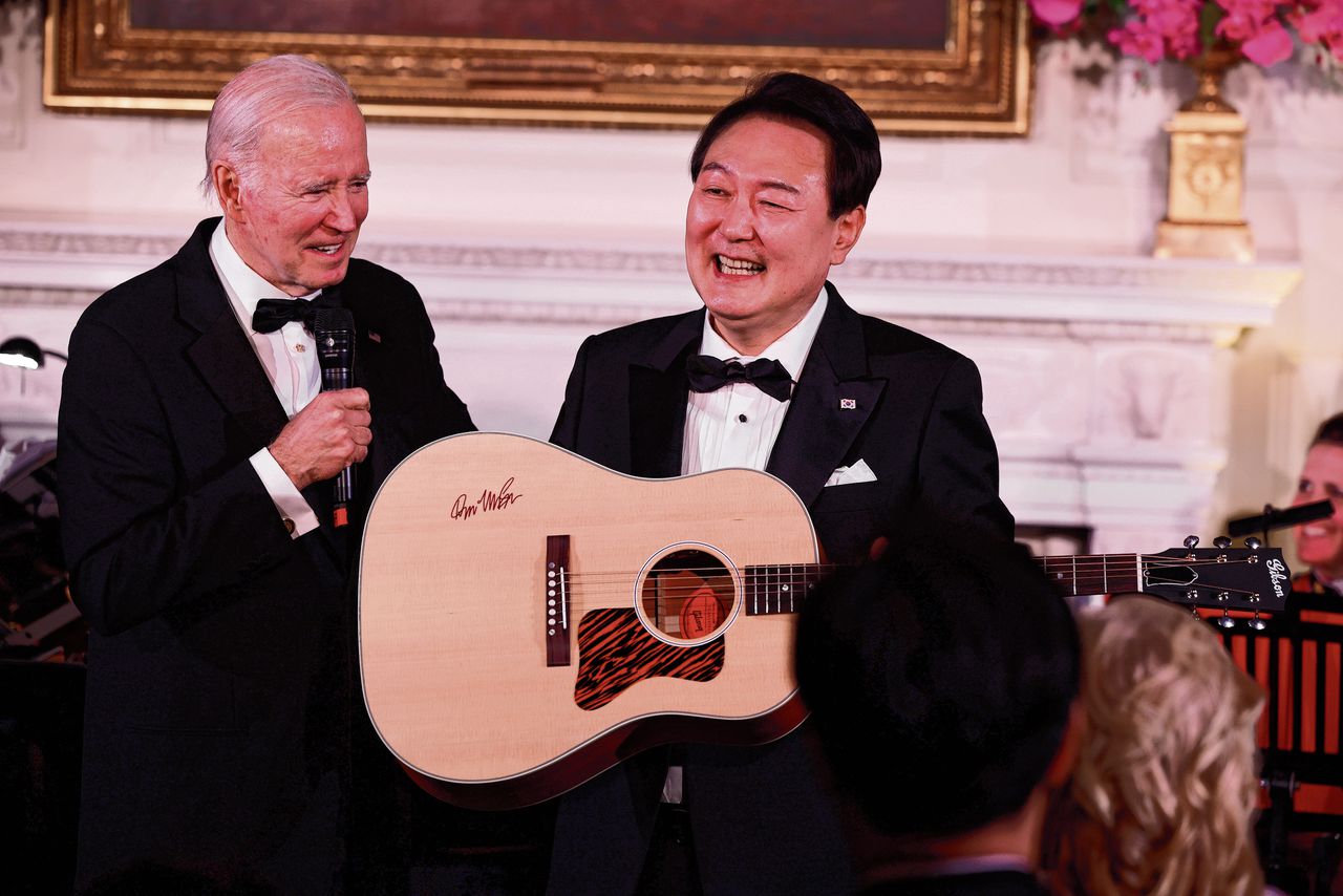 De Zuid-Koreaanse president Yoon Suk-yeol kreeg in april van Joe Biden een door zanger Don McLean gesigneerde gitaar, nadat Yoon in het Witte Huis diens hit American Pie had gezongen.