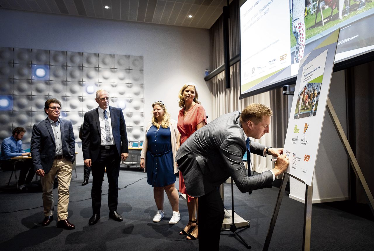 Harold Hofstra (CU) ondertekent het coalitieakkoord van Flevoland.