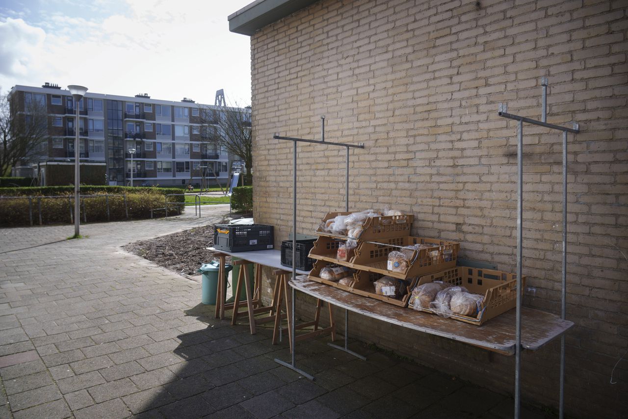 In een wijk in Den Haag biedt Stichting Solidair gratis voedsel aan.