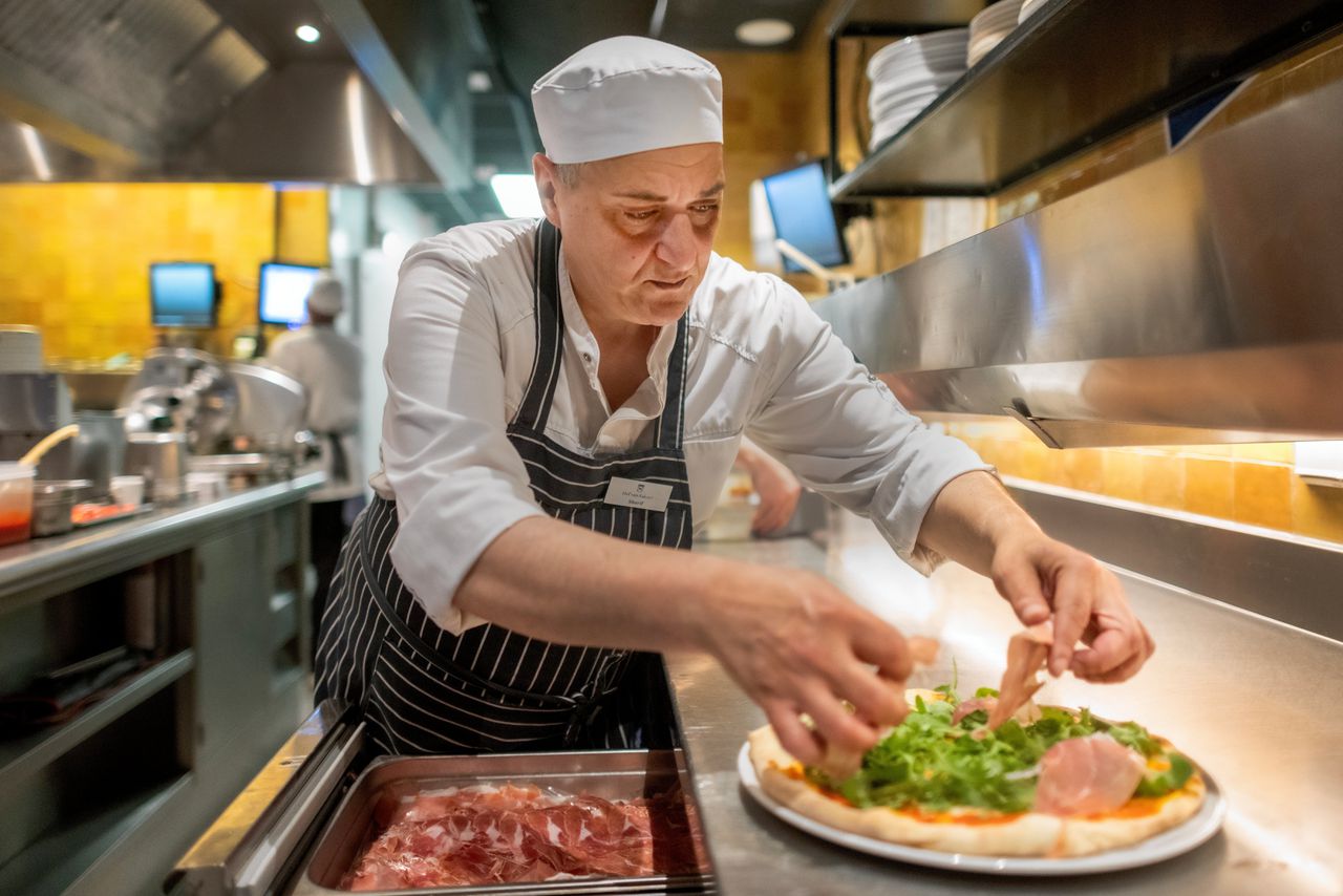 Een van de keuken waar het opgeleide personeel van de Hof van Saksen Academy werkt.