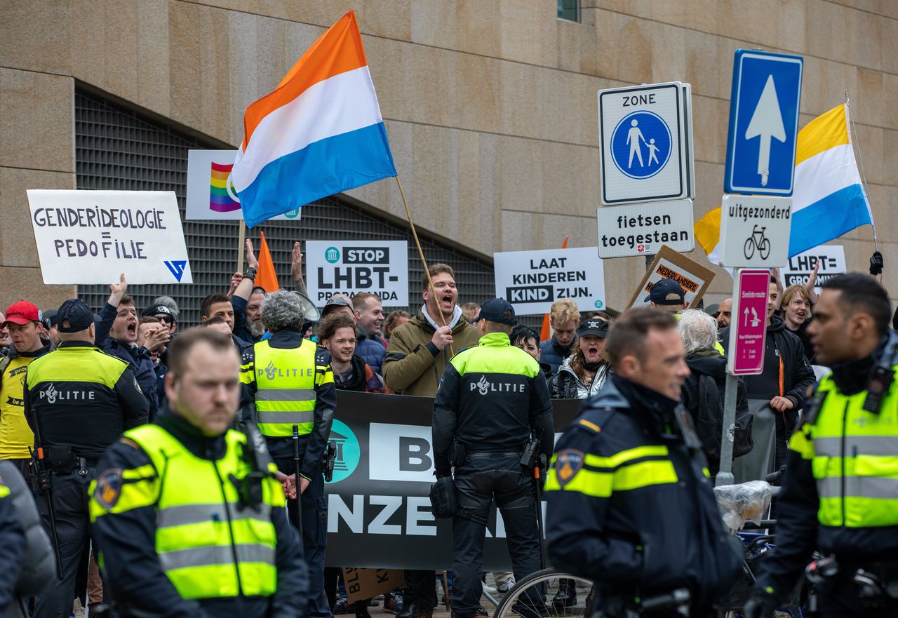 Aanhangers van Voorpost en JFVD demonstreren half april in Rotterdam tegen een drag-voorleesuur.