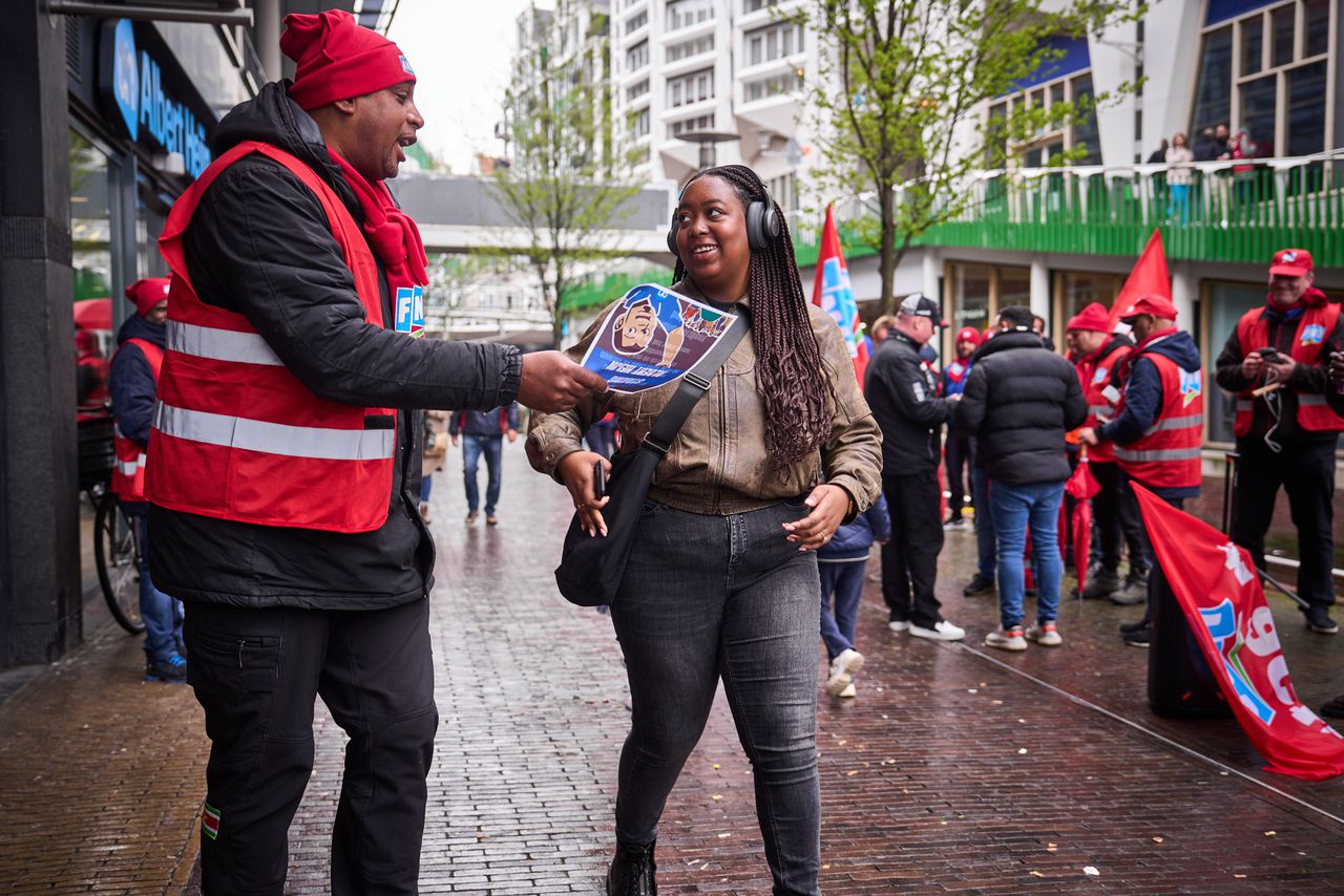 Werknemers van de distributiecentra van Albert Heijn demonstreren voor een filiaal van de supermarkt in Zaandam voor een beter loon.