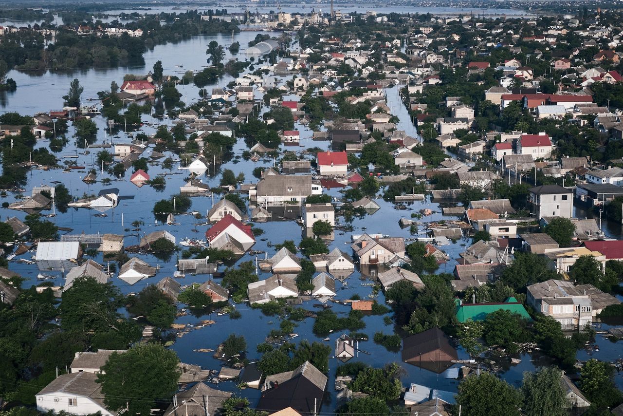 Luchtfoto van een overstroomd gebied in het Oekraïense Cherson op woensdag, na de verwoesting van de Nova Kachovka-dam in de Dnipro.