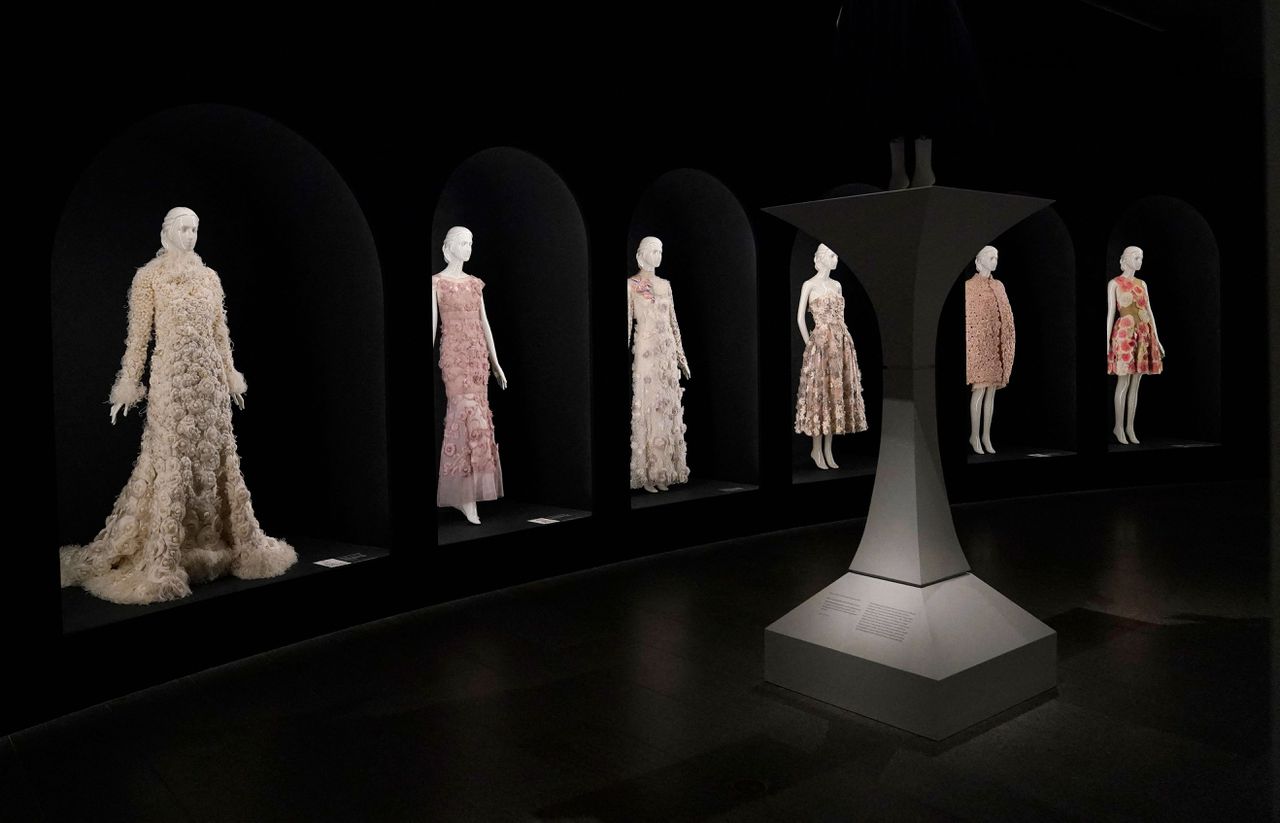 Het thema bloemen, met jurken die Lagerfeld voor verschillende modehuizen ontwierp.