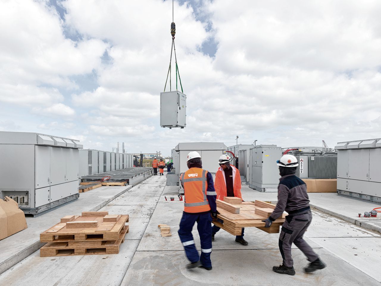 Arbeiders werken in Vlissingen aan de komst van de grootste operationele batterij van Nederland onder leiding van het bedrijf SemperPower.