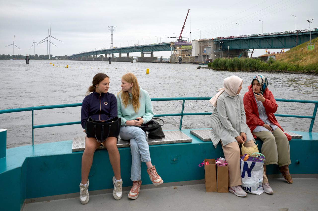 Twee gratis ponten zetten (brom-)fietsers, voetgangers en landbouwverkeer over het Haringvliet. Ze varen pal langs de brug zodat de extra reisafstand zo kort mogelijk is.