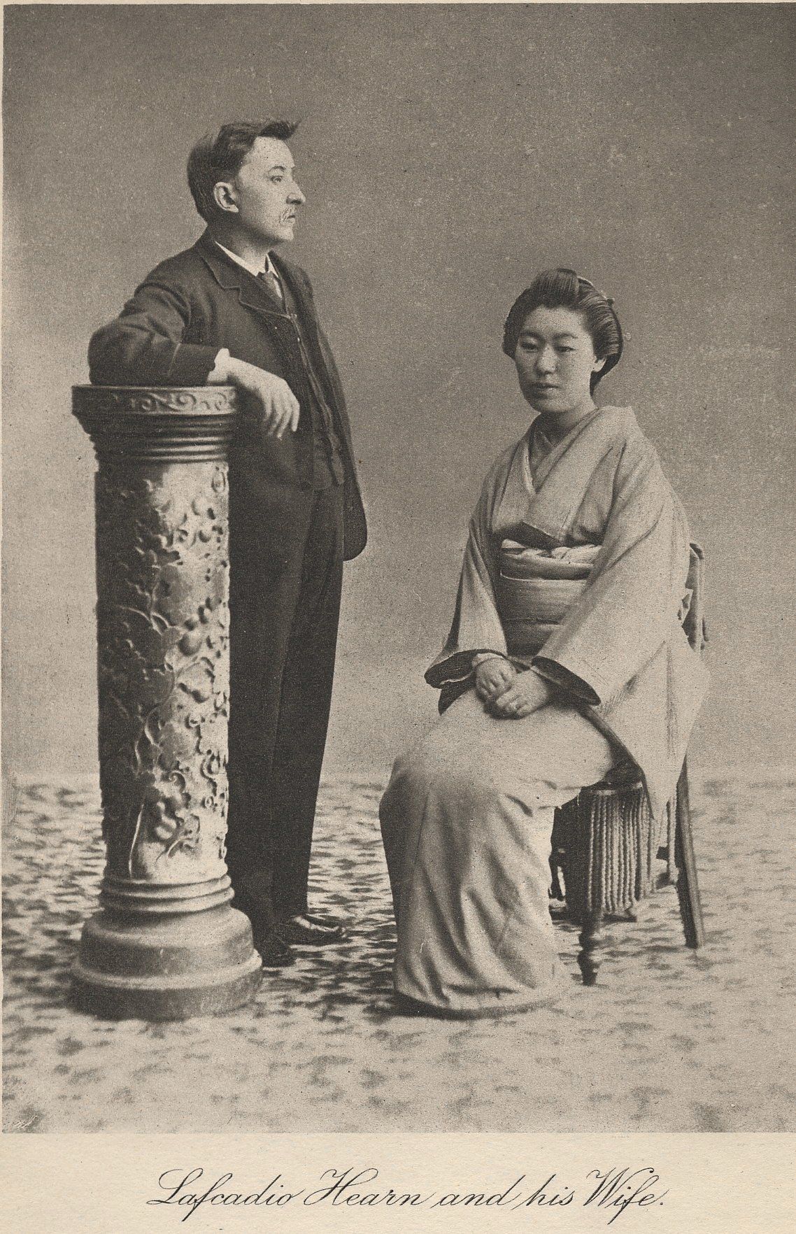 Lafcadio Hearn en zijn vrouw in Japan, voor 1904 Fotograaf onbekend