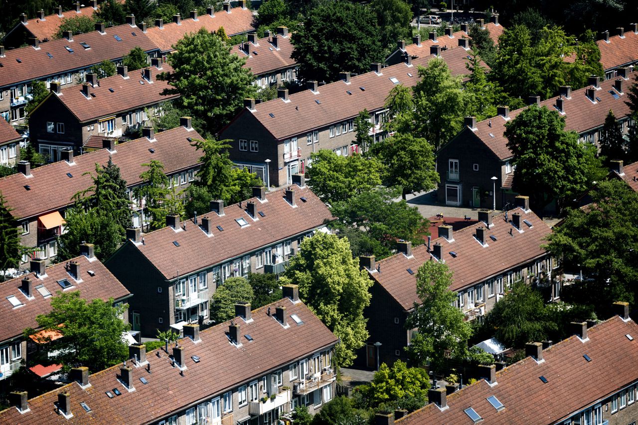 De Jonge wil dat de overheid meer grip op de woningmarkt krijgt.