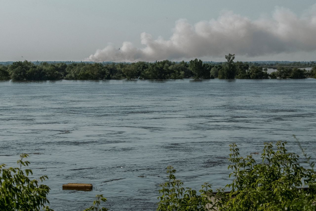 Afval in de rivier de Dnipro, die al sterk vervuild was en waar nu ook nog eens lijken, slib, olie en chemisch afval in drijven.