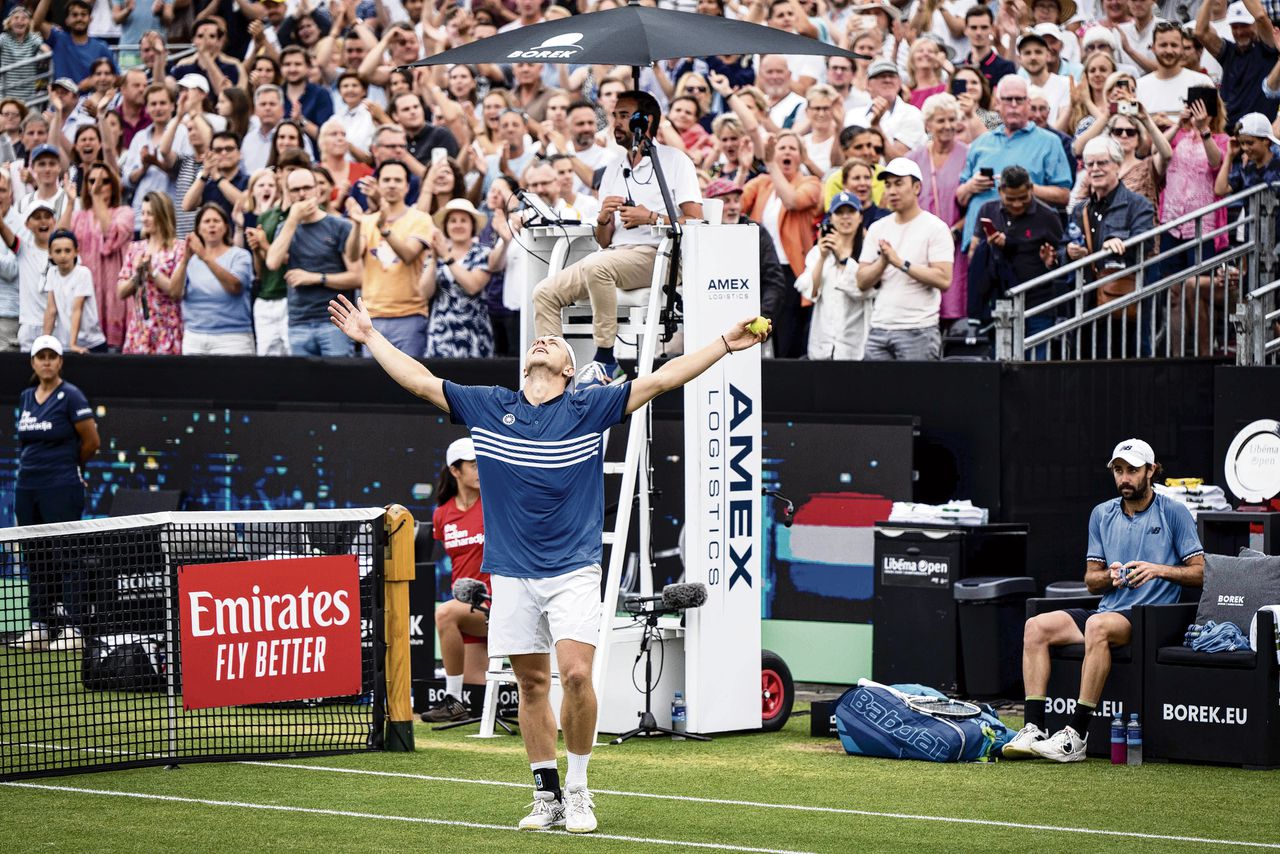 Tallon Griekspoor na de finale van het ATP-toernooi in Den Bosch, waarin hij de Australiër Jordan Thompson versloeg in drie sets: 6-7, 7-6 en 6-3.