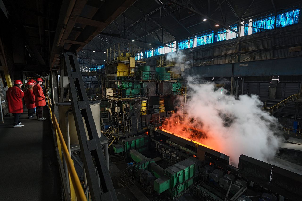 Studenten van de Groningse vereniging Chemische Binding lopen tijdens een rondleiding bij Tata Steel langs de Warmbandwalserij. Hier worden plakken staal uitgewalst tot dun staal.