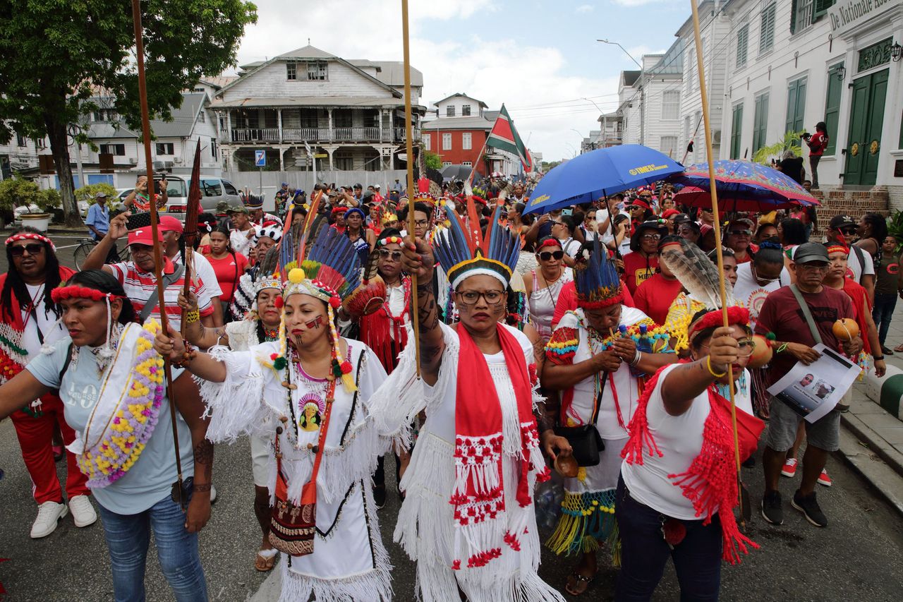 Surinamers hielden in mei een stille mars om hun landrechten op te eisen.