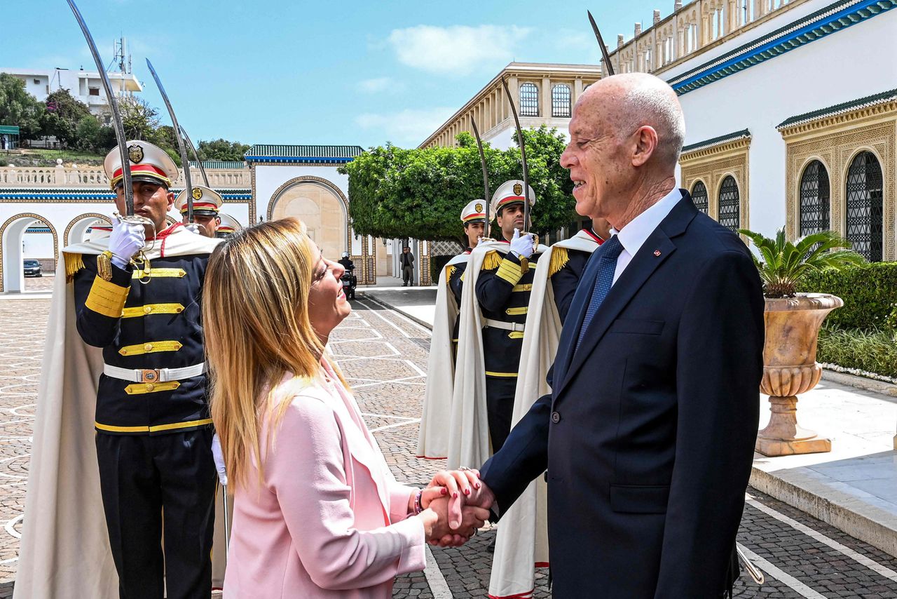 De Tunesische president Kais Saied (rechts) begroet de Italiaanse premier Giorgia Meloni zondag in het presidentiële paleis in Carthage, niet ver van de hoofdstad Tunis. De financiële steun die de EU Tunesië biedt, kan de impopulaire president helpen de economie uit het slop te trekken.