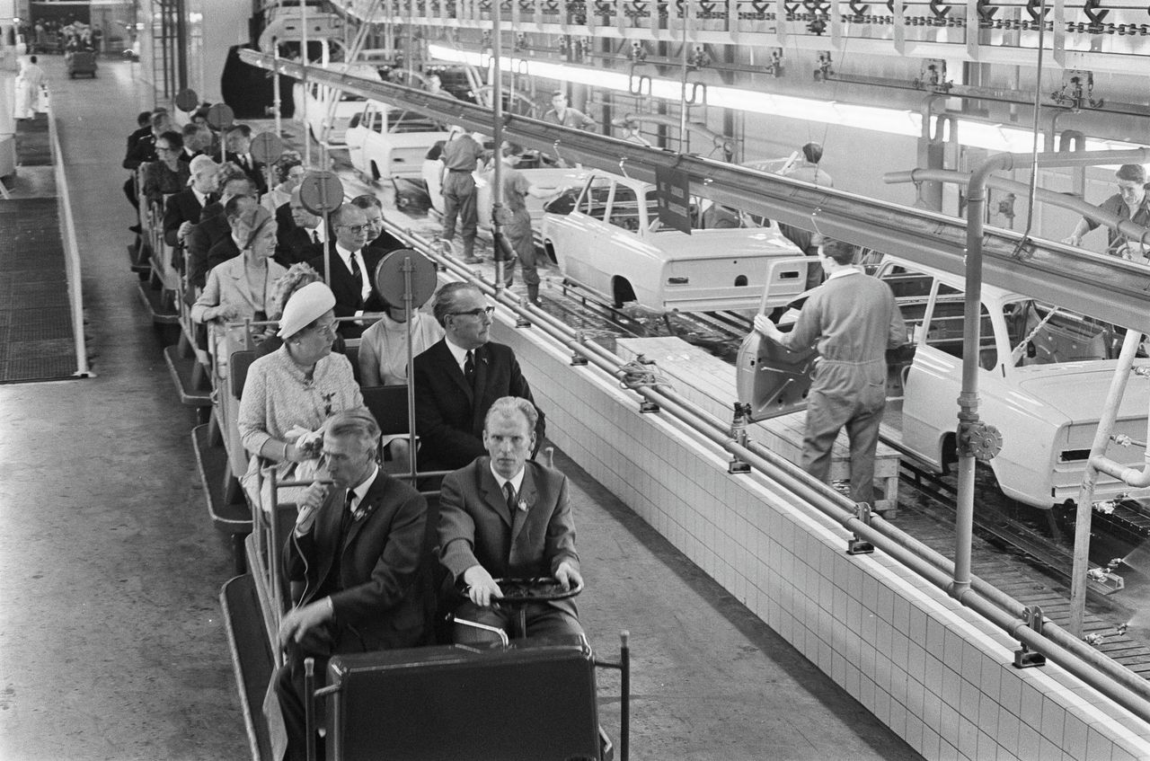 Koningin Juliana bij de opening van de autofabriek, destijds nog van DAF, in 1968.