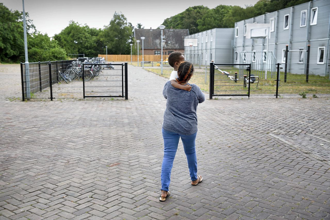 Een moeder en kind bij de gezinslocatie in Gilze.