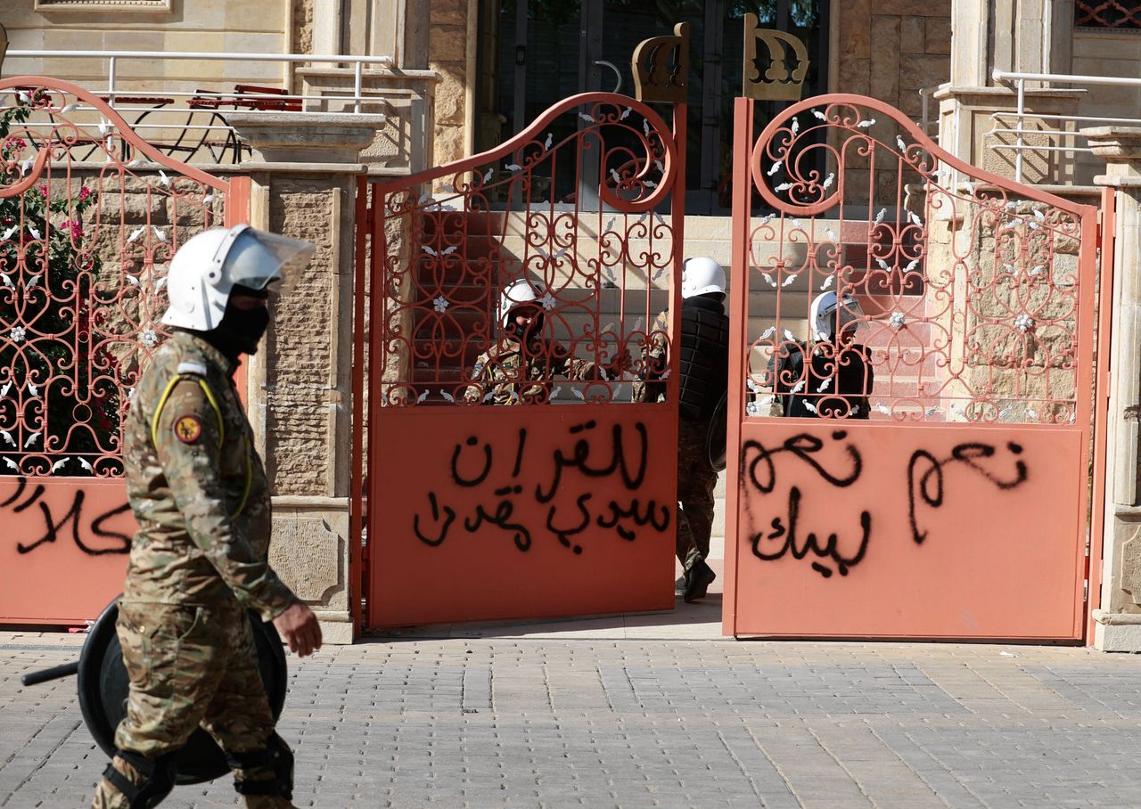 Politie houdt de wacht bij de bekladde Zweedse ambassade in Irak waar demonstranten kort binnen geraakten.