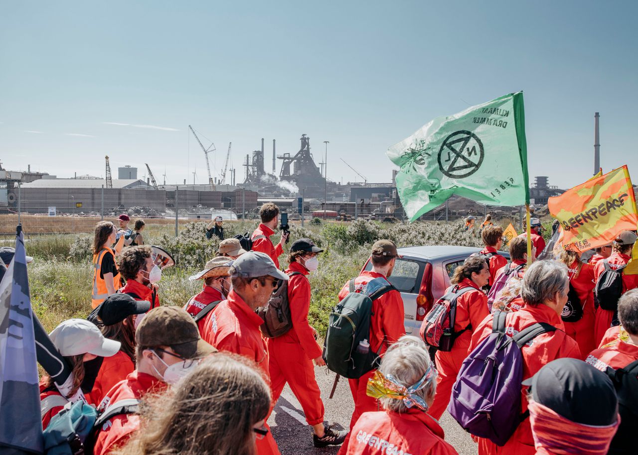 Demonstranten van Exctinction Rebellion onderweg naar het terrein van Tata Steel, waar zaterdag ook Greenpeace een manifestatie organiseert.