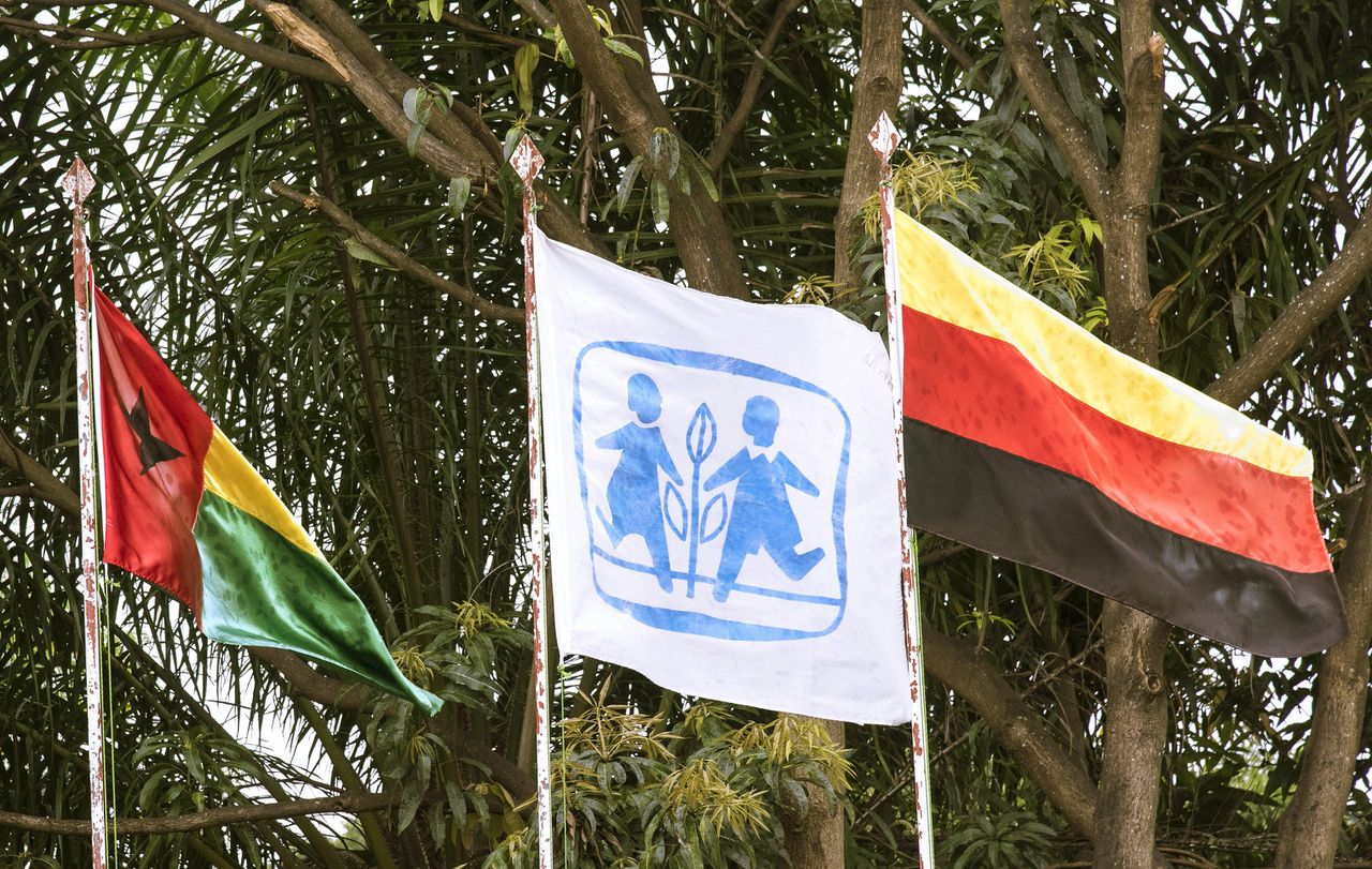 Een vlag van SOS Kinderdorpen in Guinee-Bissau.