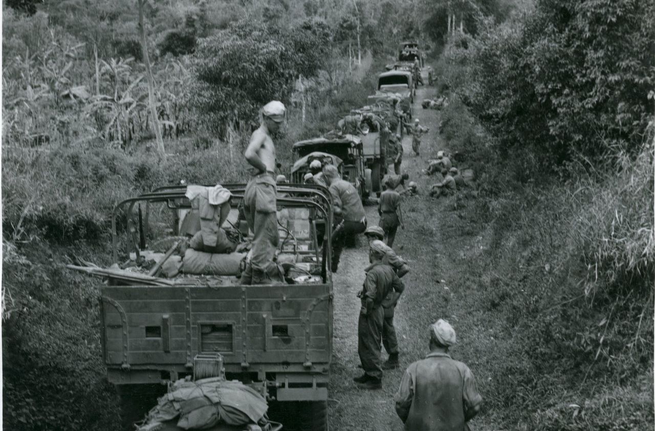 Nederlandse militaire colonne op de oostelijke helling van de Gunung Slamet op Midden-Java, Indonesië, 27 juli 1947.