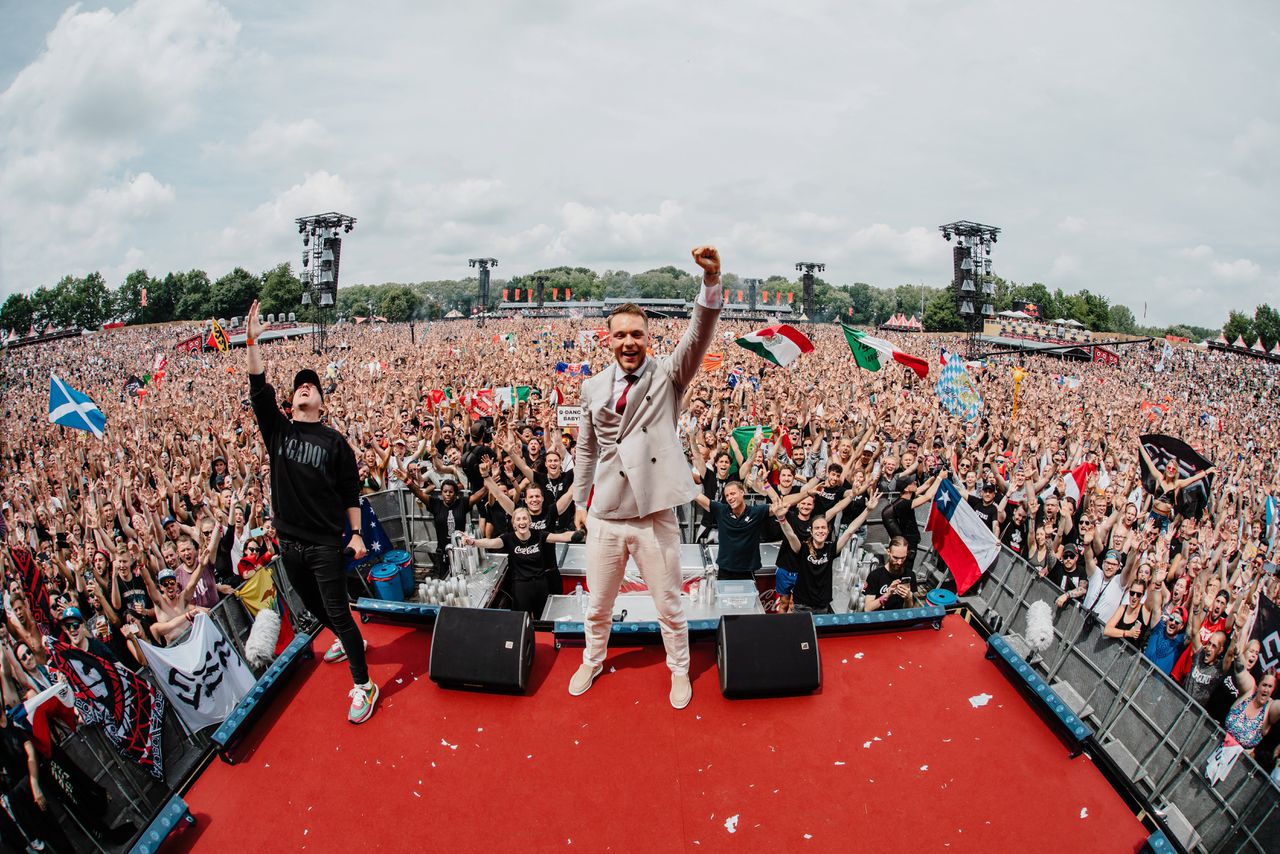 Hardstyle dj Sefa tijdens een optreden op Defqon.1 in Biddinghuizen.
