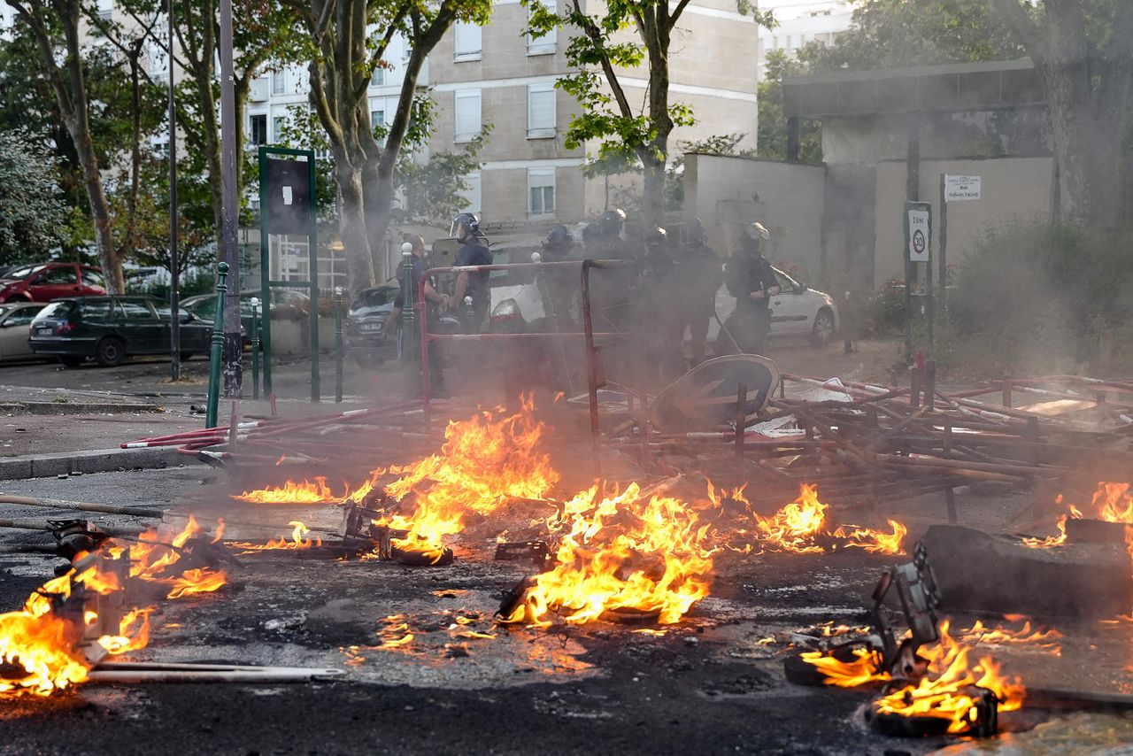 Oproerpolitie op straat in de Parijse voorstad Nanterre, waar het sinds de dood dinsdag van een tiener door politiegeweld erg onrustig is.