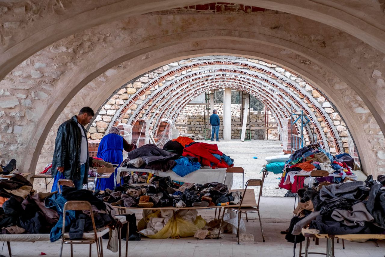 Tweedehands kledingmarkt in Sidi Bouzid. De kleding komt in containers in Tunesië aan en wordt na herstel lokaal verkocht of weer geëxporteerd.