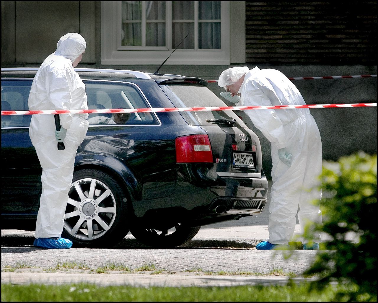 Rechercheurs aan het werk rond de plek waar Endstra op 17 mei 2004 werd doodgeschoten.