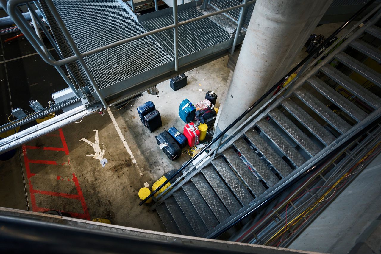 Een van de bagagekelders op Schiphol. De bagagebedrijven doen te weinig om het werk van personeel lichter te maken, zegt de Arbeidsinspectie.