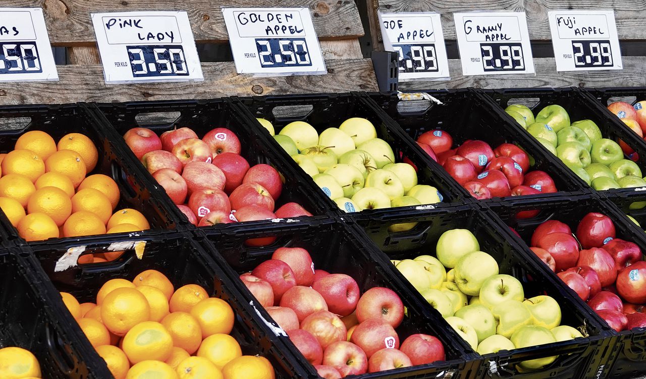 Vers fruit en andere voedingsmiddelen zullen als gevolg van de klimaatopwarming duur blijven, aldus de Europese Centrale Bank.