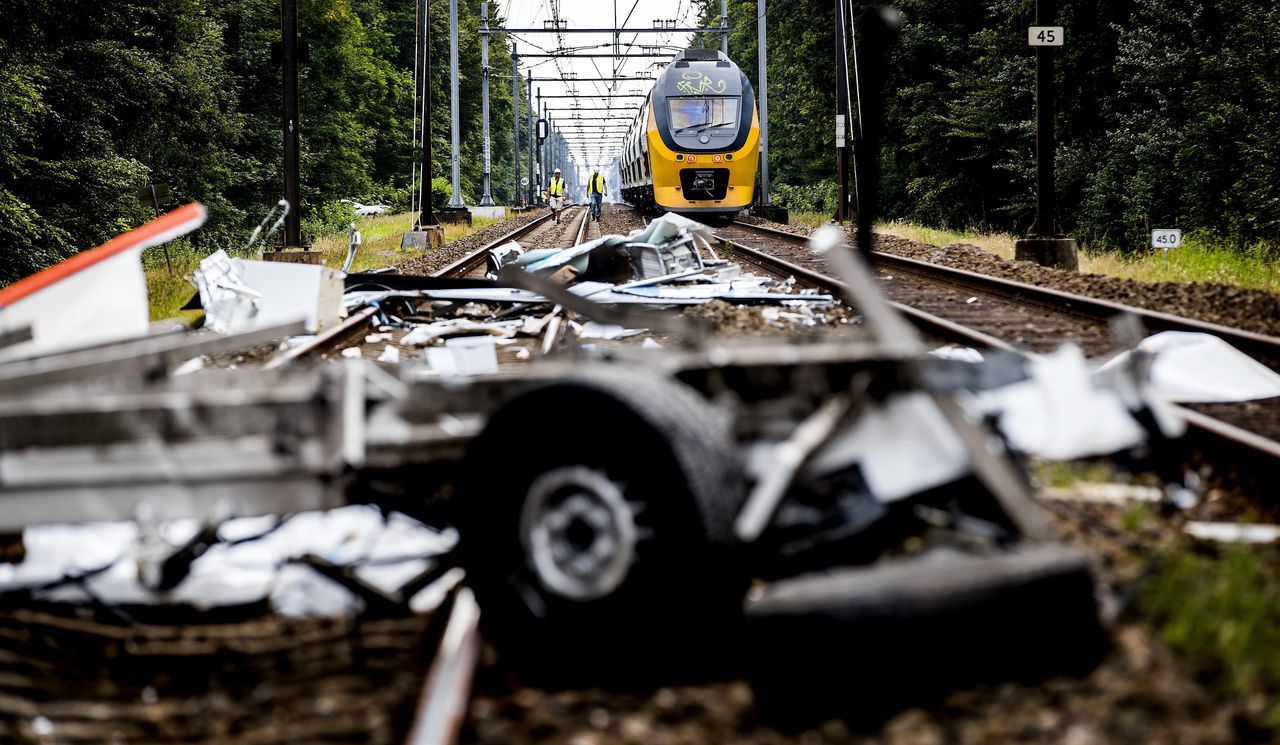 In 2017 botste een trein bij een onbewaakte overweg in het Heilooërbos op een bestelbus. De ravage was groot, maar de twee inzittenden raakten slechts licht gewond.