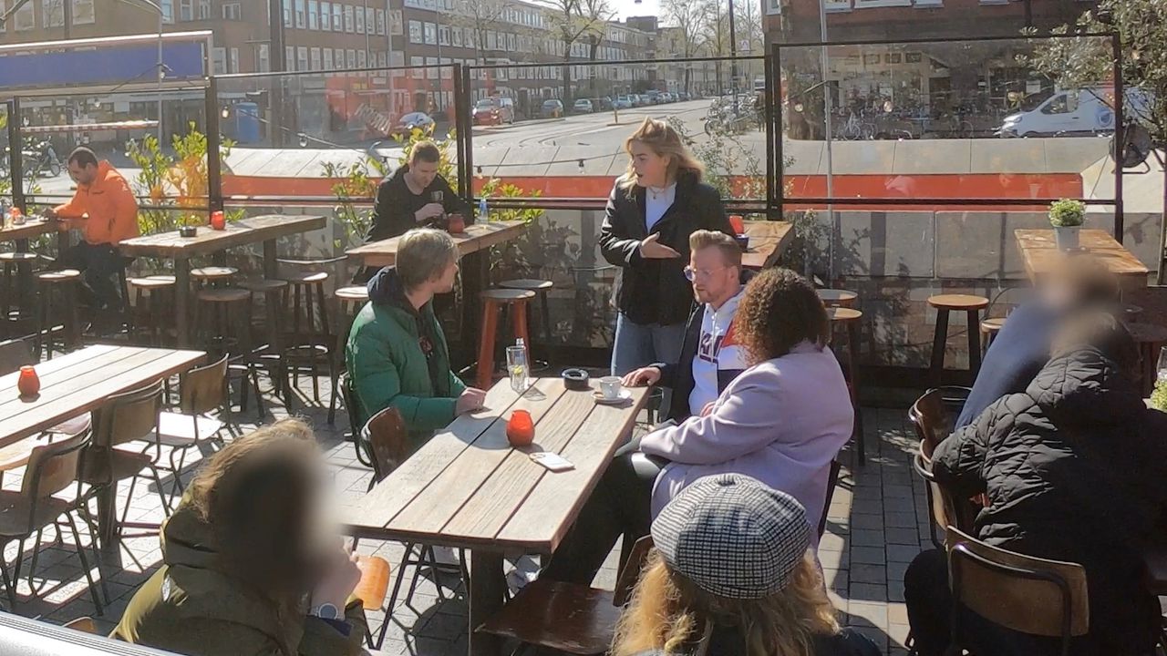 Eloise van Oranje reageert op een racistisch gesprek op een terras. Het bleek onderdeel van een programma van PowNed.