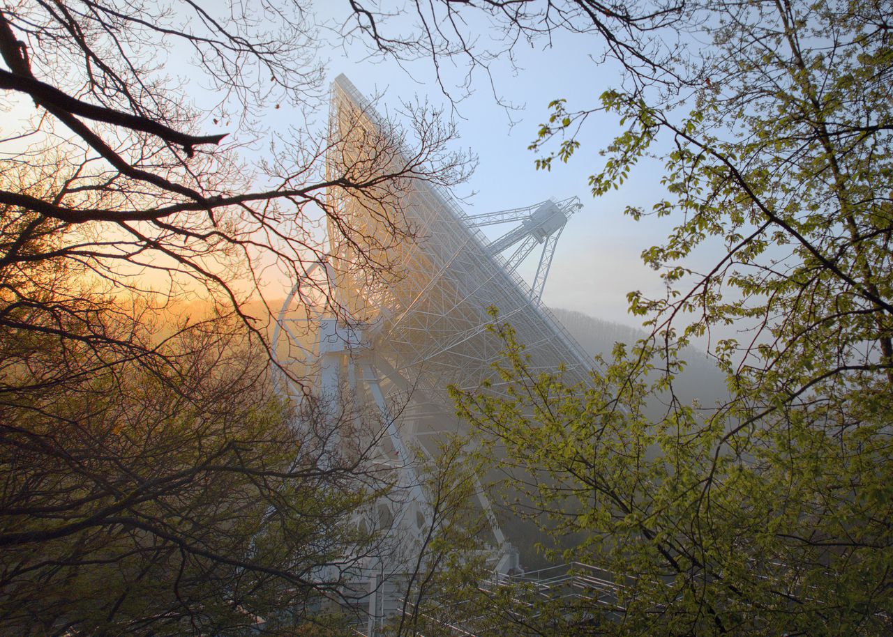 De radiotelescoop van Effelsberg in Duitsland, niet ver van Bonn. Deze telescoop maakt deel uit van de European Pulsar Timing Array, die meedeed aan het onderzoek.