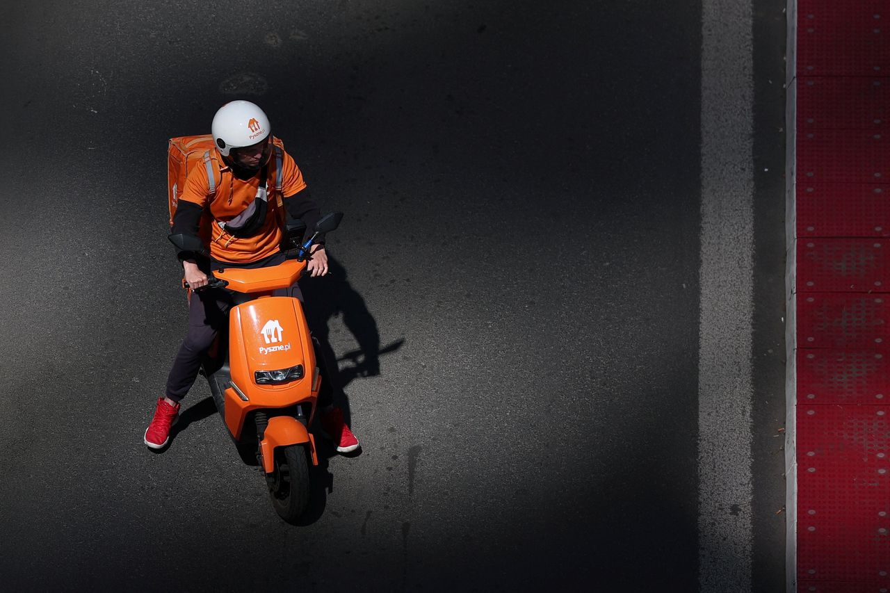 Een bezorger van Just Eat Takeaway in de Poolse hoofdstad Warschau.