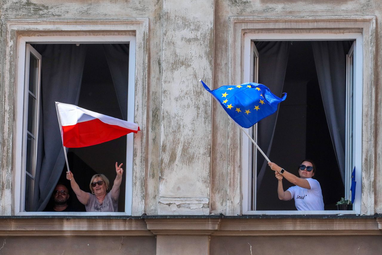 Zondag werd in Polen massaal gedemonstreerd tegen een nieuwe wet die volgens critici kan worden gebruikt om politieke tegenstanders van de regering een ambtsverbod op te leggen.