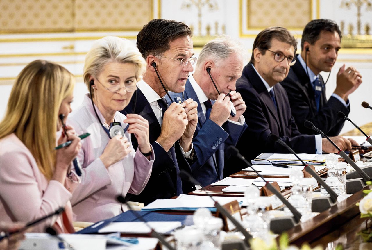 Premier Mark Rutte met Ursula von der Leyen. voorzitter van de Europese Commissie en de Italiaanse premier Giorgia Meloni zondag in Tunis.