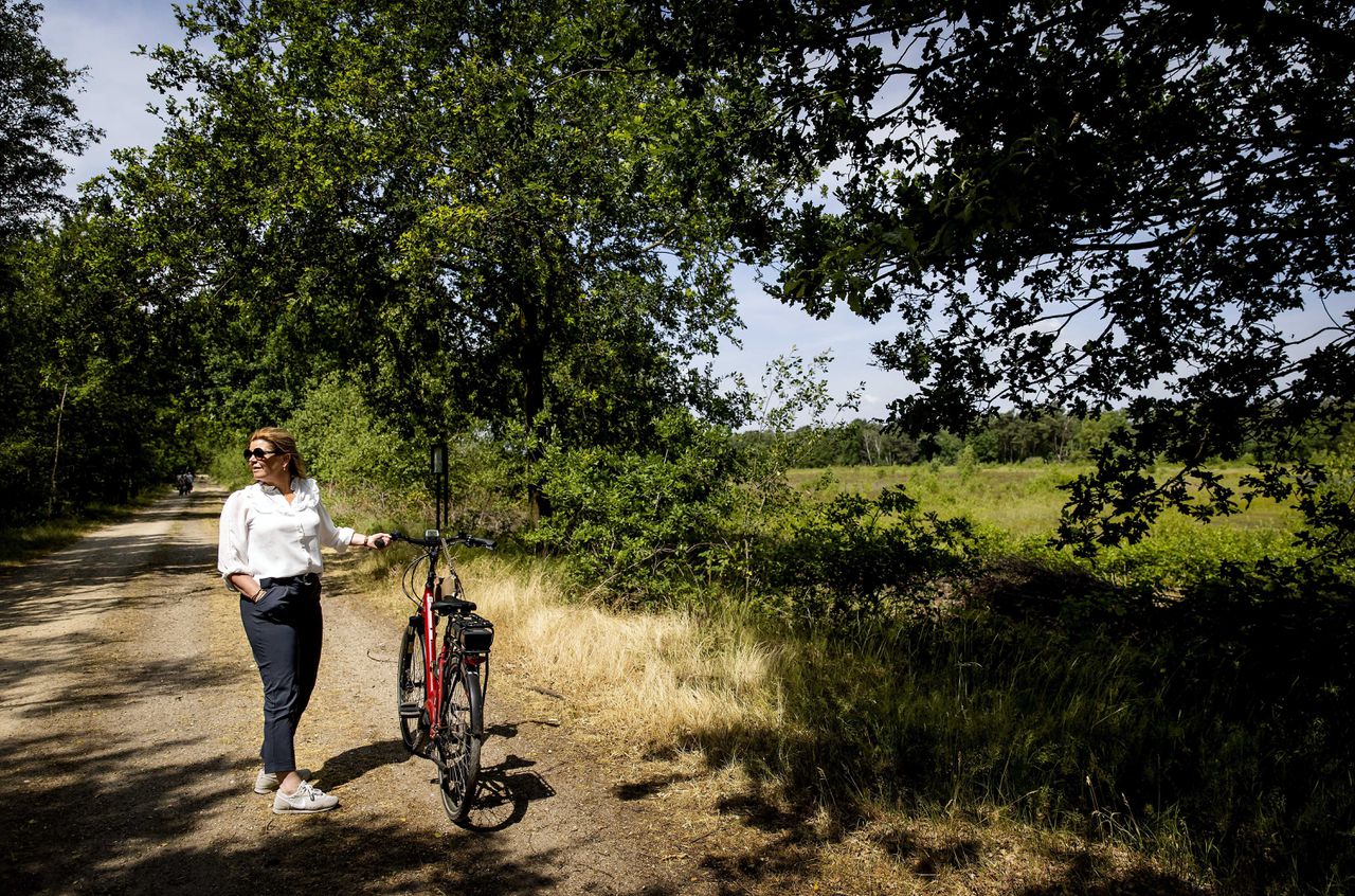 Minister Christianne van der Wal (Natuur en Stikstof, VVD) op werkbezoek in Nationaal Park Maasduinen. Van der Wal verzet zich namens Nederland tegen de Europese natuurherstelwet.