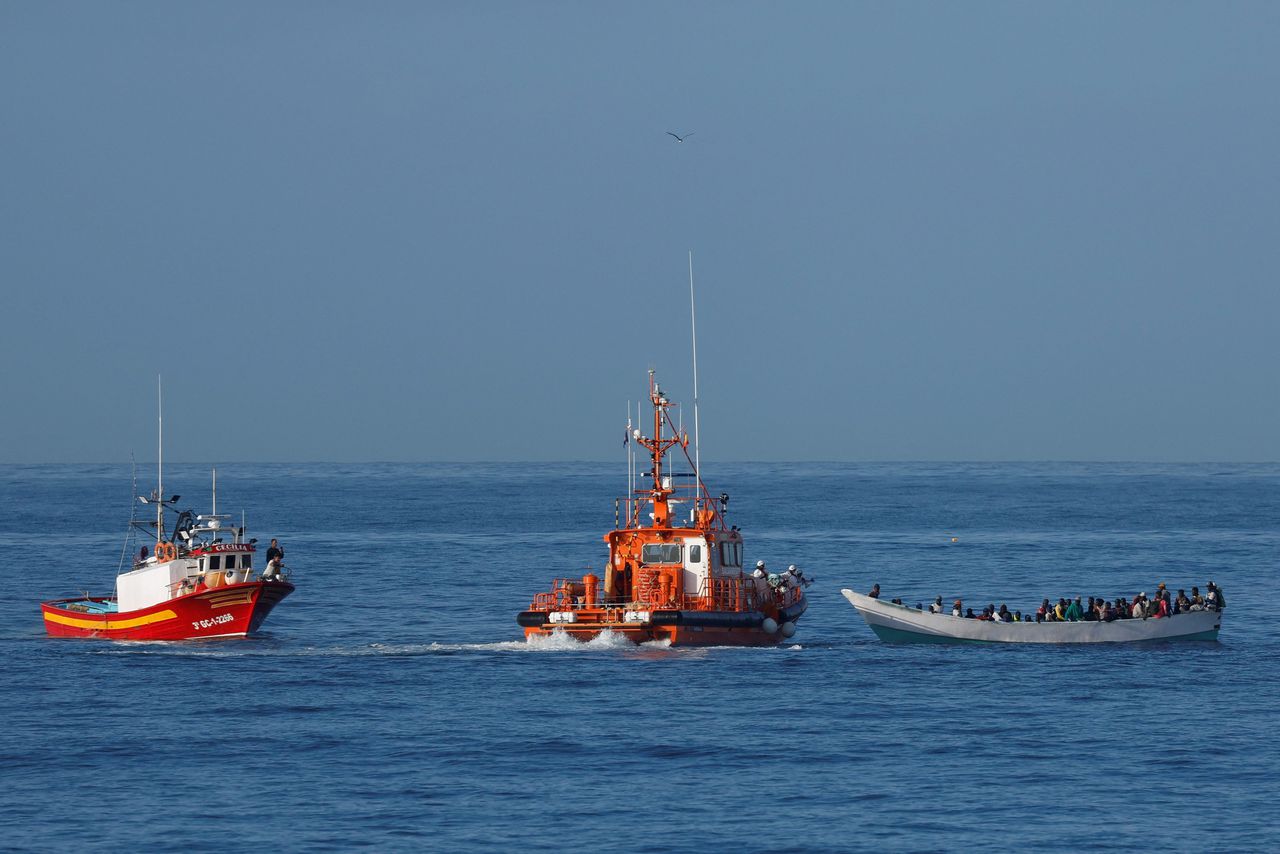 De Spaanse kustwacht donderdag voor de kust van Gran Canaria met een boot met migranten. Foto Borja Suarez/Reuters