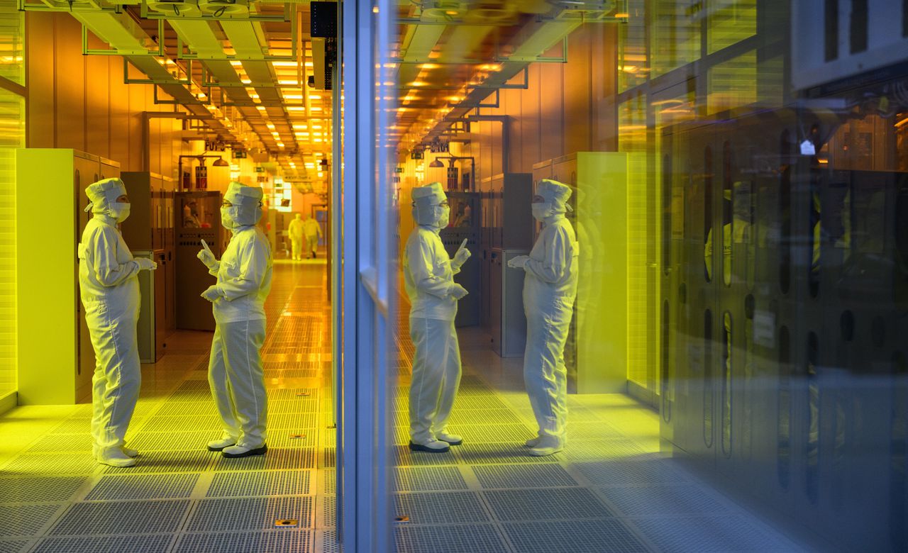 Werknemers ​​in de cleanroom van de chipfabriek Infineon in Dresden.