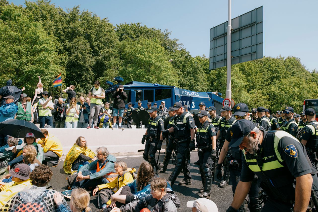 De klimaatactivisten zullen de A12 in september dagelijks blijven blokkeren indien de politie hen van de snelweg blijft verwijderen.