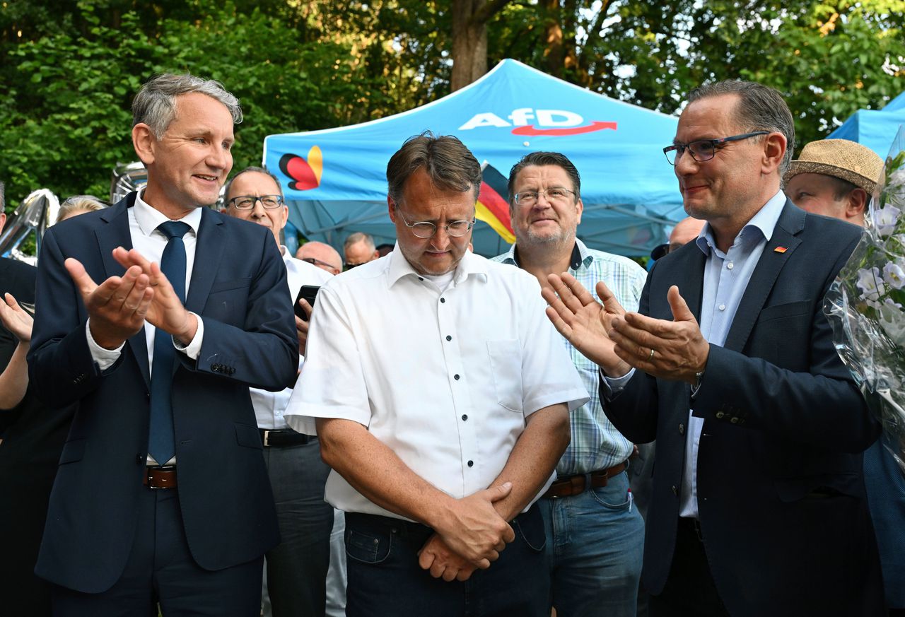 AfD-leden Björn Höcke (links) en Robert Sesselmann, (midden) tijdens het verkiezingsfeest van de AfD in Sonneberg.