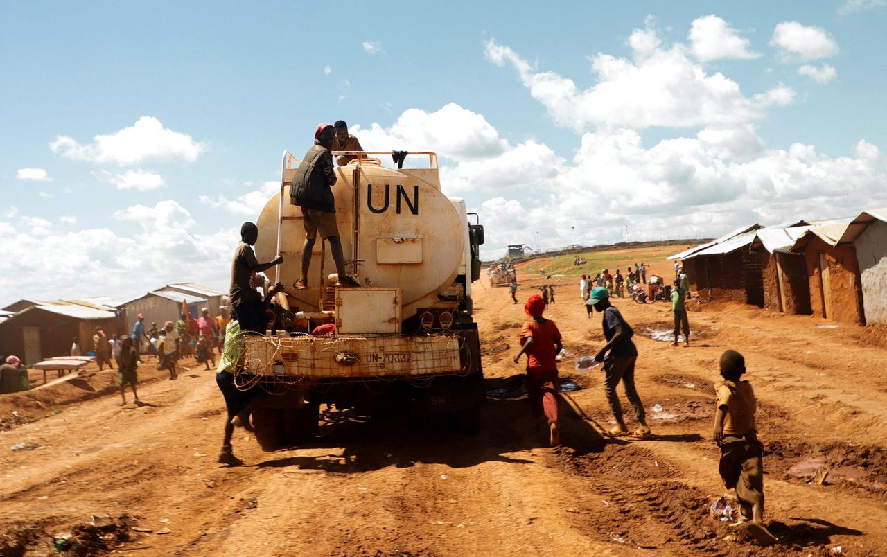 Een VN-wagen rijdt in april door een kamp voor ontheemden in de Congolese provincie Ituri.